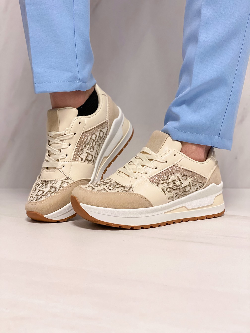 Sneakers ton beige à lacets